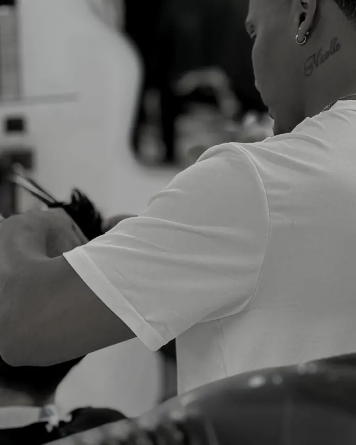 Andrés cortando el pelo a un cliente en Black & White VIP
