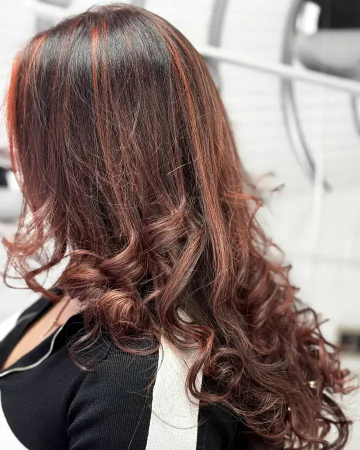 Coloración con mechas cobrizas hecha en Black & White VIP