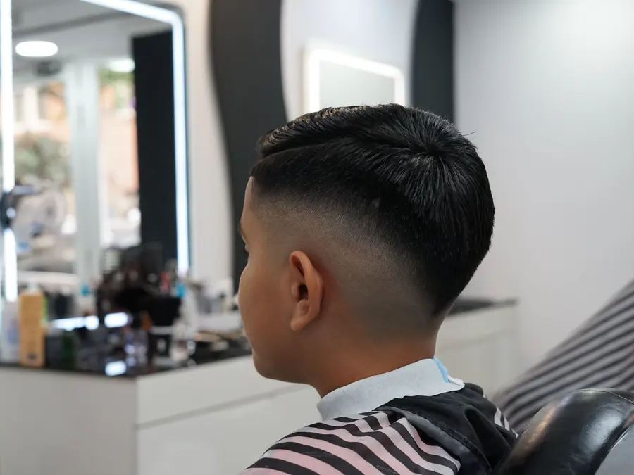 Corte de niño con degradado y raya lateral marcada